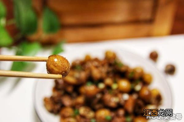 板栗烧鸡的家常做法，香甜软糯、咸甜适口