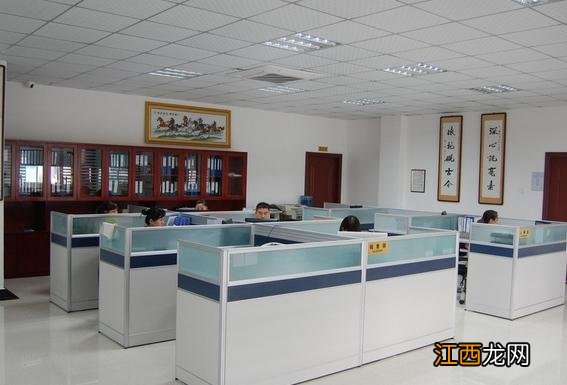 老板办公室家具摆放图 办公桌电脑摆放风水正确图，1人办公室桌子摆放图