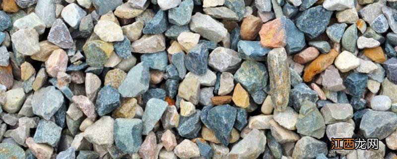 地上铺着一大堆什么的石头