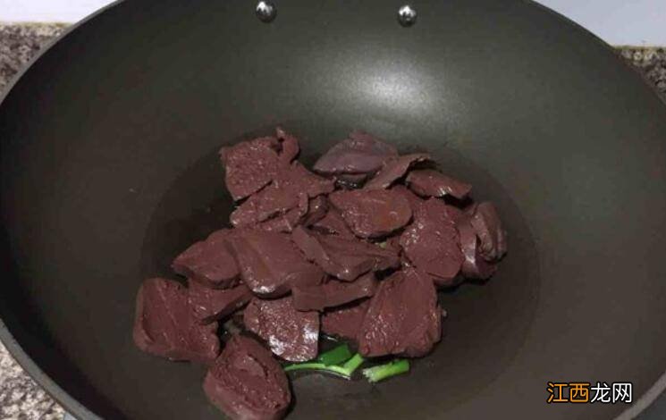 炒猪血怎么炒好吃