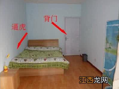 一个室内放两张床怎么放 怎样才是床对着门，床头一半靠窗一半靠墙