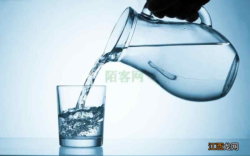 如何正确地喝水？医生提醒：在7个最佳时间点喝水，促进健康