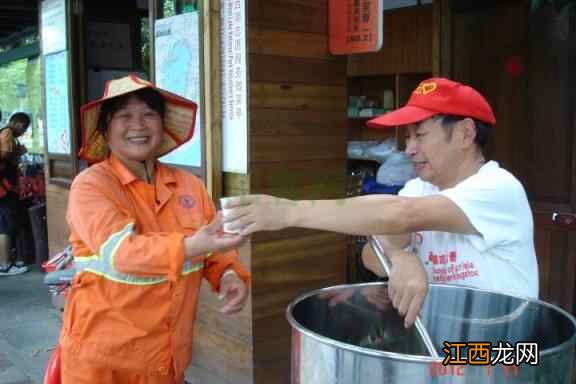 西湖免费凉茶上线十年了，今年有一款千年前的“贡品”也要泡进茶桶了