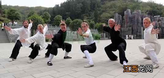 武当陈师行谈夏季养生,以散步、慢跑、太极拳为宜