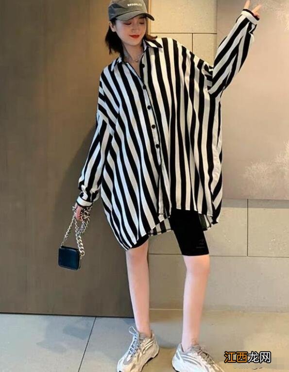 黑色条纹衬衫配什么裤子和鞋子好看?