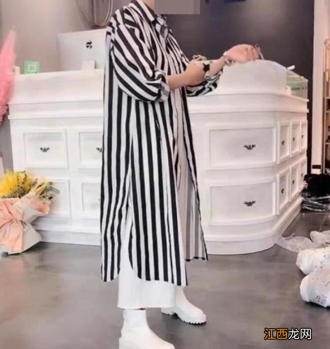 黑色条纹衬衫配什么裤子和鞋子好看?