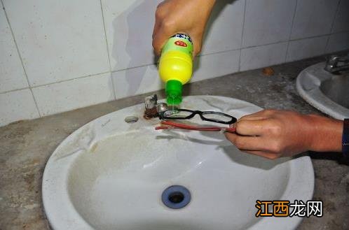 正确清洗眼镜的方法