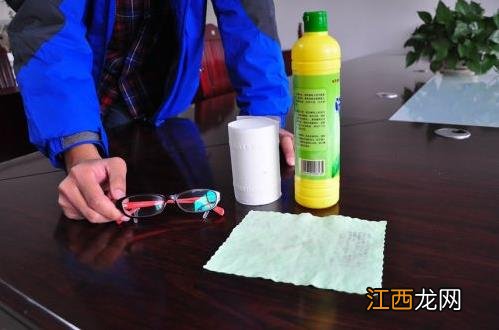 正确清洗眼镜的方法