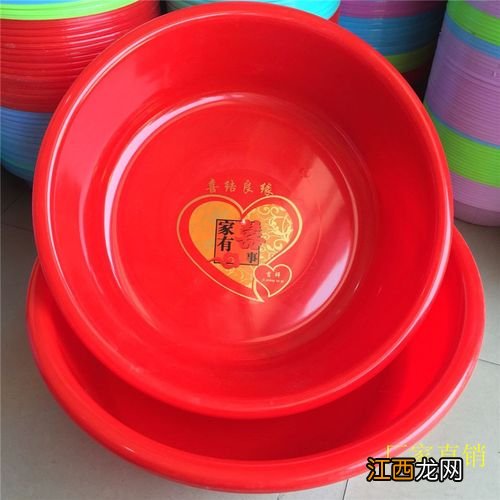 床底下能放塑料盆吗 床底下放盆是死人，床下面放洗衣盆好不好