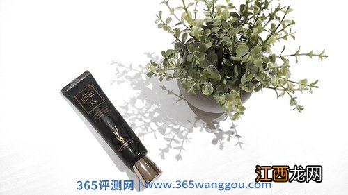 总结：AHC万能全脸眼霜被我称为NO.1的原因：功效全面、适用范围广、温和安全、大牌同款的技术和成分