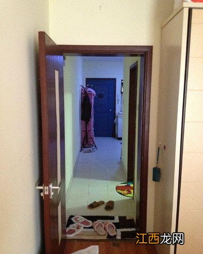 门口对床头如何化解 床身横对着门化解图，一开卧室门对着榻榻米床