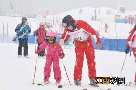 冬季滑雪，注意事项要做好，就算摔倒也要倒的安全