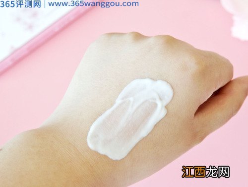 其实只要将瓶口转到于瓶身垂直的角度就很轻松按压出来了