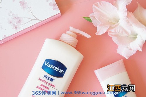 其实只要将瓶口转到于瓶身垂直的角度就很轻松按压出来了