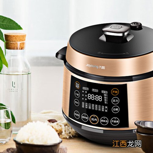 这款九阳电压力锅采用了高级的黑色和金属色搭配