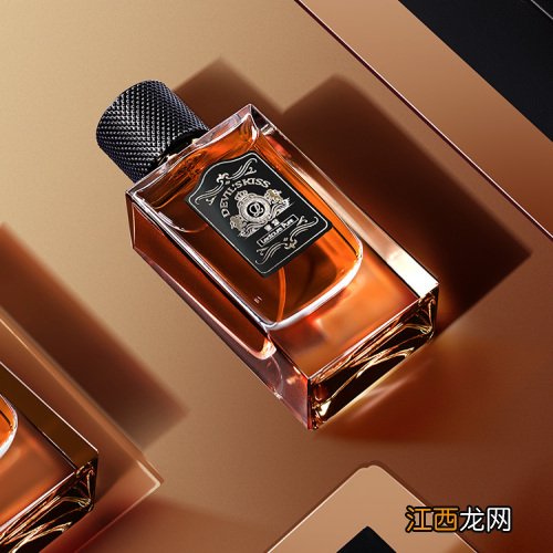 清新初调和浓郁主调之间的微妙搭配产生时而浓烈、时而清新的气味