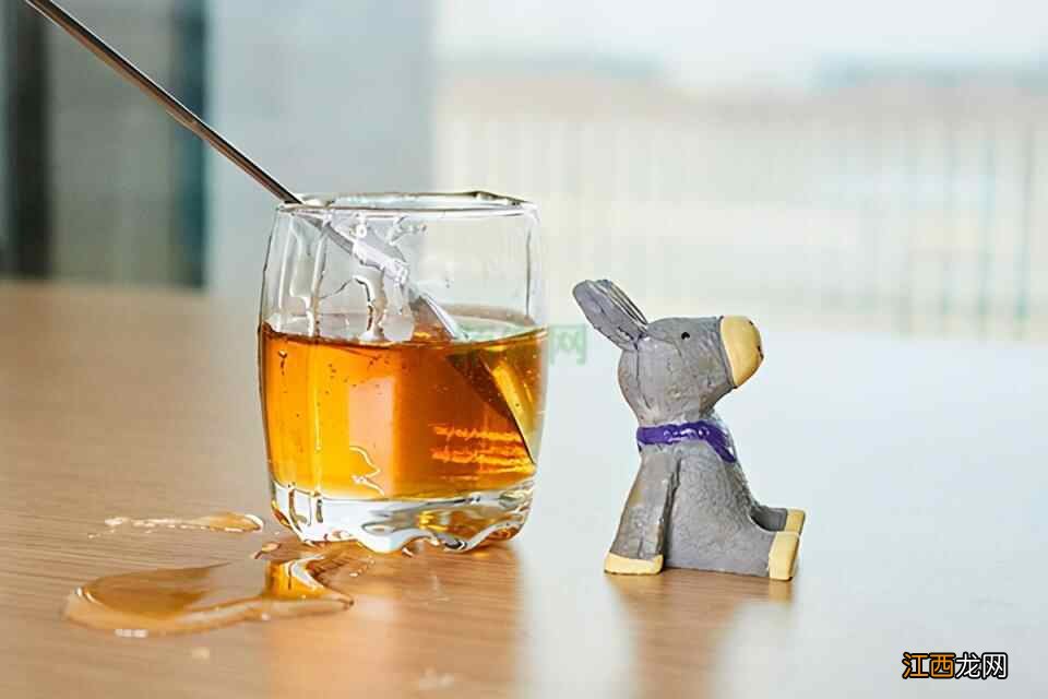 早上喝水养生，白开水、柠檬水、蜂蜜水、淡盐水，喝哪种更好？