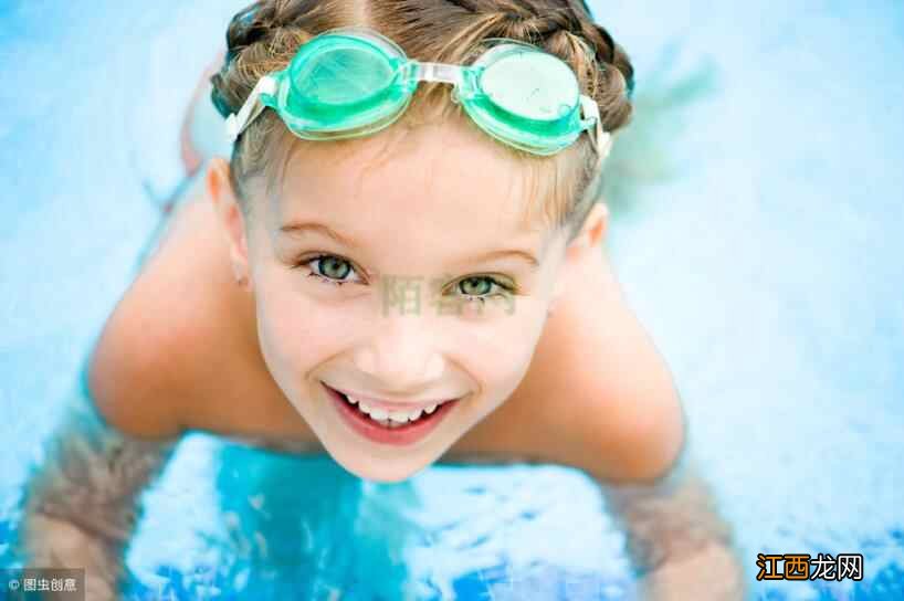 游泳的益处绝对比你宅在家里的好处多的多