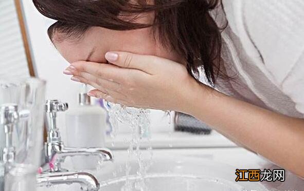 女人洗脸的正确方法