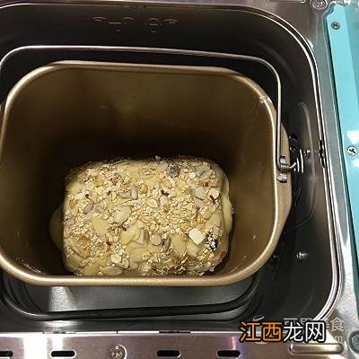 面包机什么时候撒果料？面包机何时加果料，这里大有看头