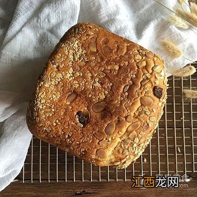 面包机什么时候撒果料？面包机何时加果料，这里大有看头