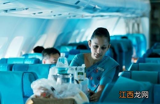 坐飞机耳朵疼听力下降 学会按摩打哈欠有效缓解疼痛