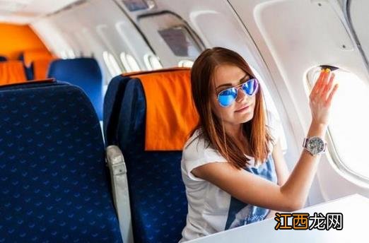 坐飞机耳朵疼听力下降 学会按摩打哈欠有效缓解疼痛