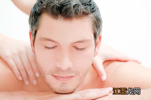 坐飞机耳朵疼听力下降 学会按摩打哈欠有效缓解疼痛