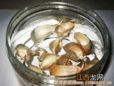 一个方便剥蒜的小窍门