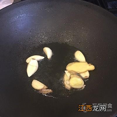 鲶鱼炖什么好吃？炖鲶鱼放什么菜，详细讲解，不懂来