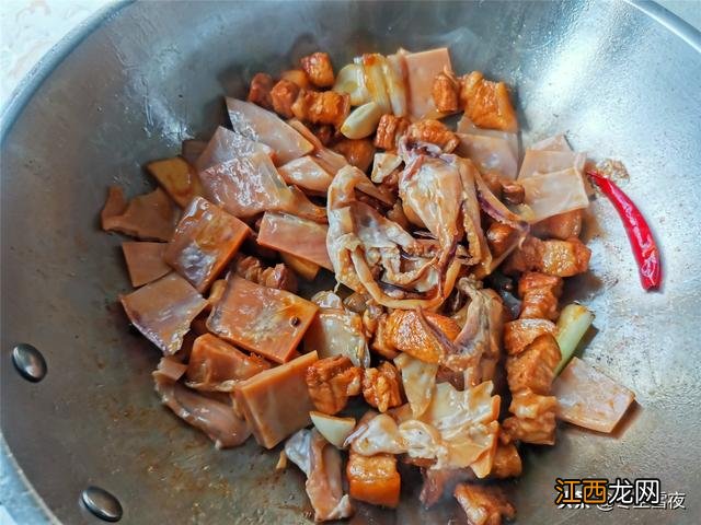 干墨鱼炒什么比较好吃？大的墨鱼炒什么好吃，记住这几个特征