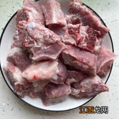 红烧排骨要什么配菜？红烧排骨放啥配菜好吃，这文章文短意长