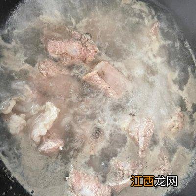 红烧排骨要什么配菜？红烧排骨放啥配菜好吃，这文章文短意长