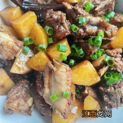 红烧排骨要什么配菜？红烧排骨放啥配菜好吃，这文章文短意长