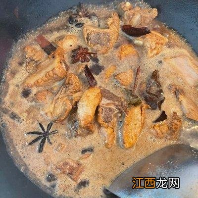 红烧排骨要什么配菜？红烧排骨放啥配菜好吃，这文章文短意长