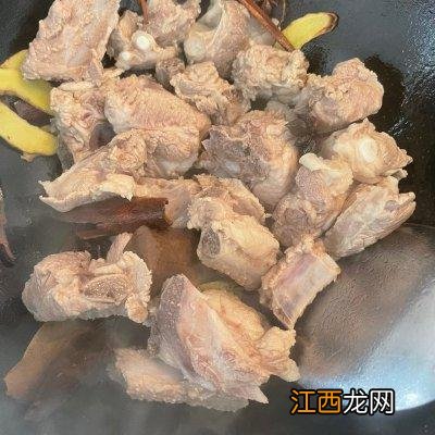 红烧排骨要什么配菜？红烧排骨放啥配菜好吃，这文章文短意长