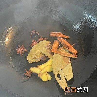 红烧排骨要什么配菜？红烧排骨放啥配菜好吃，这文章文短意长