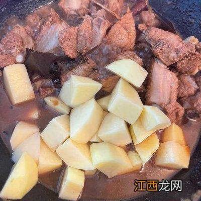 红烧排骨要什么配菜？红烧排骨放啥配菜好吃，这文章文短意长