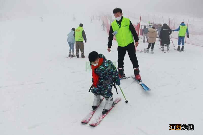 借着“冬”风，新春初始一起邂逅曾家山滑雪场~