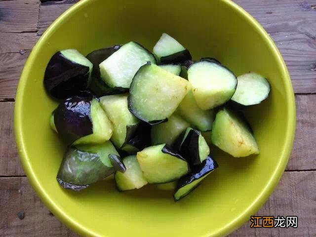 红烧茄子为什么要放糖水?红烧茄子为啥要放淀粉,看完文章,涨知识了