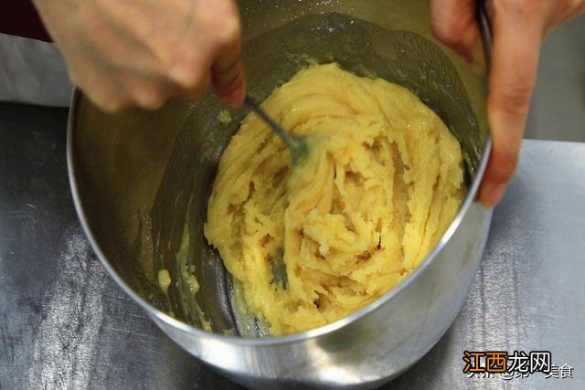 烤箱烤饼干用什么面粉好？烤箱烤面粉饼干，看完我大受启发