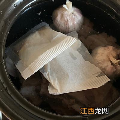 肉骨茶里面的酱油是什么酱油？肉骨茶的黑酱油是老抽吗，掌握这点，实用篇