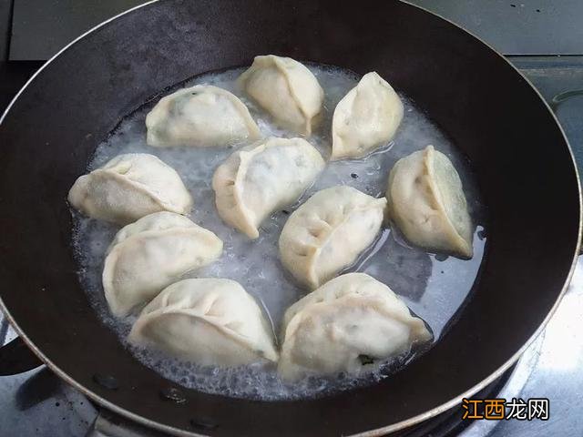 木耳放什么包饺子好吃？韭菜配木耳能包饺子吗，别嫌麻烦，看完