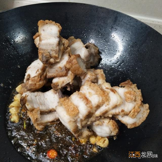 脆皮烧肉怎样炒好吃？广东脆皮烧肉炒什么菜好吃，这文章太靠谱了