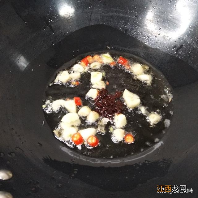 脆皮烧肉怎样炒好吃？广东脆皮烧肉炒什么菜好吃，这文章太靠谱了