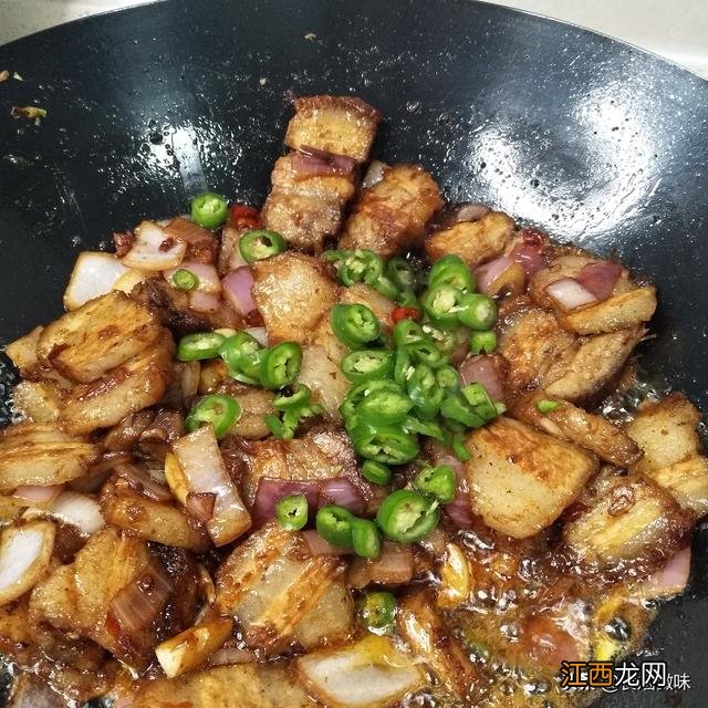 脆皮烧肉怎样炒好吃？广东脆皮烧肉炒什么菜好吃，这文章太靠谱了