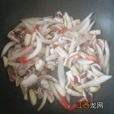 鱿鱼炒什么比较好吃？鱿鱼炒什么好看又好吃，点击喜欢请关注转发