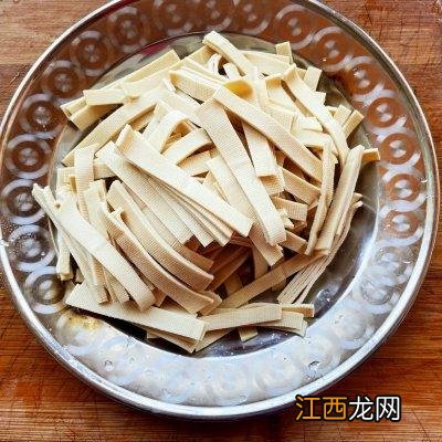 豆腐皮适合炒什么？豆腐皮和啥炒好吃，看完了你就什么都明白