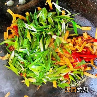 豆腐皮适合炒什么？豆腐皮和啥炒好吃，看完了你就什么都明白