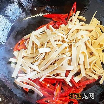 豆腐皮适合炒什么？豆腐皮和啥炒好吃，看完了你就什么都明白